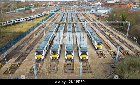 Bild bereitgestellt von Bav Media 07976 880732. Das Bild vom Februar 3 zeigt Thameslink-Züge, die in Bedfordshire als Zug dr. Stockfoto