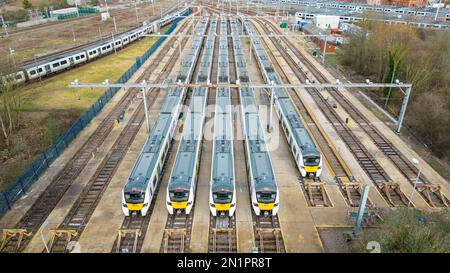 Bild bereitgestellt von Bav Media 07976 880732. Das Bild vom Februar 3 zeigt Thameslink-Züge, die in Bedfordshire als Zug dr. Stockfoto