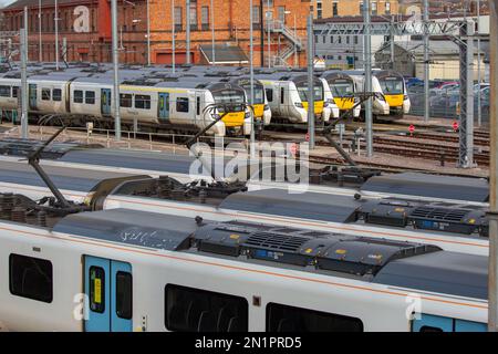 Das Bild vom Februar 3 zeigt Thameslink-Züge, die in Bedfordshire auf Gleisen gestapelt sind, während die Zugführer in England zum zweiten Mal gehen Stockfoto