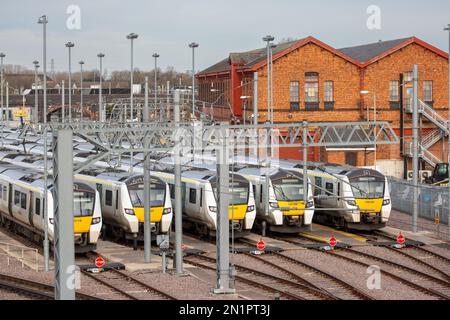 Das Bild vom Februar 3 zeigt Thameslink-Züge, die in Bedfordshire auf Gleisen gestapelt sind, während die Zugführer in England zum zweiten Mal gehen Stockfoto