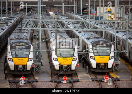 Das Bild vom Februar 3 zeigt Thameslink-Züge, die in Bedfordshire auf Gleisen gestapelt sind, während die Zugführer in England zum zweiten Mal gehen Stockfoto