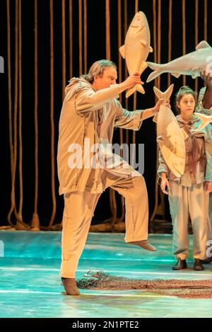 Santiago, Spanien, 04. februar 2023. Aufführung Eines Contenda do rio minho im Theatersaal von Santiago. Unterstützende Schauspielerin : Fran Núñez unterstützende Schauspielerin : Eduarda Filipa Schauspielerin : Grasiela Múller Schauspielerin : solange Sáa Schauspielerin : Rogério Boane Schauspielerin : Carlos Feio Schauspielerin : António Jorge Schauspielerin : Aisa Pérez führende Schauspielerin : Silvia Brito Kostüme : Cristina Cordido e María Negreira Beleuchtung : Richtung Juanjo Amado : Fran Núñez Make-up : Paulo Bragancala Set Design : Team des Centro Dramático Galego Musik : Grasiela Müller, Paulo Bragancala und andere Stockfoto