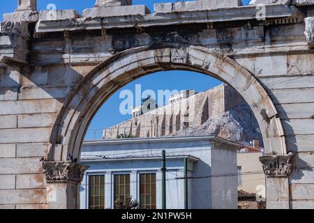 Ein Bild der Akropolis von Athen, wie durch den Hadriansbogen gesehen. Stockfoto