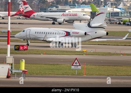 Zürich, Schweiz, Januar 20,2023 Dessault Falcon 7X Business Aircraft fährt nach dem Weltwirtschaftsforum in Davos zu seiner Startposition Stockfoto