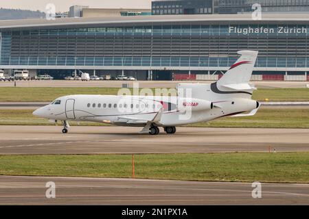 Zürich, Schweiz, Januar 20,2023 Dessault Falcon 7X Business Aircraft fährt nach dem Weltwirtschaftsforum in Davos zu seiner Startposition Stockfoto