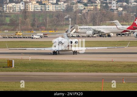 Zürich, Schweiz, Januar 20,2023 Dessault Falcon 7X Business Aircraft fährt nach dem Weltwirtschaftsforum in Davos zu seiner Startposition Stockfoto