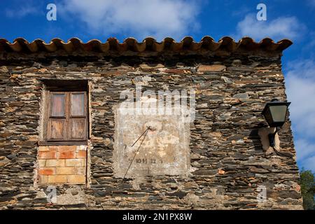 Eine Sonnenuhr oder ein Gnomon wurde in einer Mauer von Salvador Dali in Port Lligat, Spanien, erbaut. Stockfoto