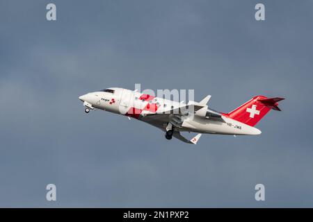 Zürich, Schweiz, Januar 20,2023 REGA Swiss Air Ambulance Bombardier Challenger 650 Flugzeug startet von Landebahn 28 Stockfoto