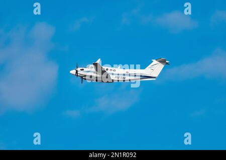 Zürich, Schweiz, Januar 20,2023 Beechcraft B300 King Air mehrmotoriges Propellerflugzeug startet von Landebahn 28 Stockfoto