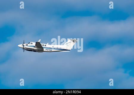 Zürich, Schweiz, Januar 20,2023 Beechcraft B300 King Air mehrmotoriges Propellerflugzeug startet von Landebahn 28 Stockfoto