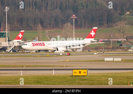 Zürich, Schweiz, Januar 20,2023 Schweizer Internationale Fluggesellschaften Airbus A330-343 ist in Position Stockfoto