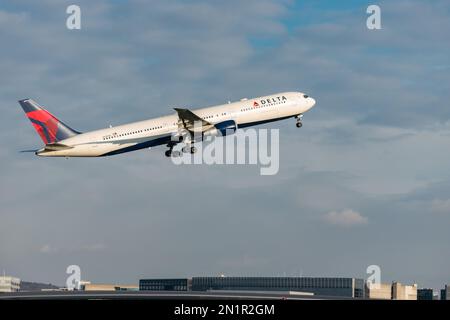 Zürich, Schweiz, Januar 20,2023 Delta Airlines Boeing 767-432ER Flugzeuge starten von Landebahn 16 Stockfoto