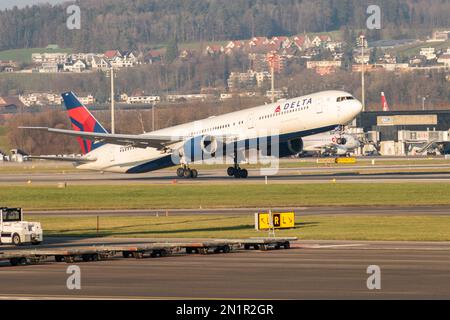 Zürich, Schweiz, Januar 20,2023 Delta Airlines Boeing 767-432ER Flugzeuge starten von Landebahn 16 Stockfoto