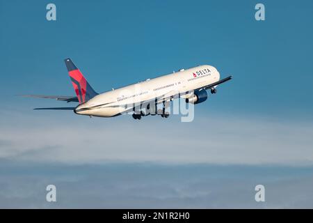 Zürich, Schweiz, Januar 20,2023 Delta Airlines Boeing 767-432ER Flugzeuge starten von Landebahn 16 Stockfoto