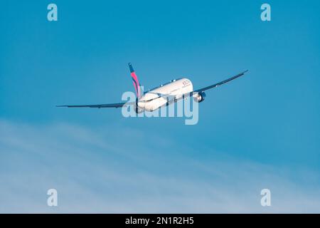 Zürich, Schweiz, Januar 20,2023 Delta Airlines Boeing 767-432ER Flugzeuge starten von Landebahn 16 Stockfoto