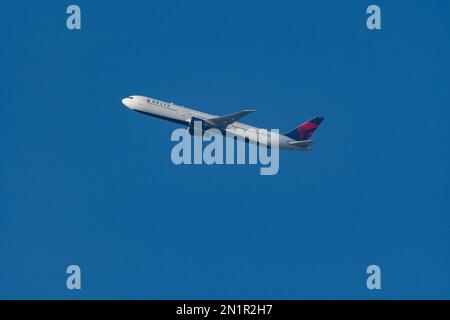 Zürich, Schweiz, Januar 20,2023 Delta Airlines Boeing 767-432ER Flugzeuge starten von Landebahn 16 Stockfoto