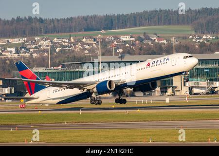 Zürich, Schweiz, Januar 20,2023 Delta Airlines Boeing 767-432ER Flugzeuge starten von Landebahn 16 Stockfoto