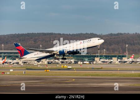 Zürich, Schweiz, Januar 20,2023 Delta Airlines Boeing 767-432ER Flugzeuge starten von Landebahn 16 Stockfoto