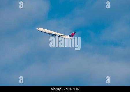 Zürich, Schweiz, Januar 20,2023 Delta Airlines Boeing 767-432ER Flugzeuge starten von Landebahn 16 Stockfoto