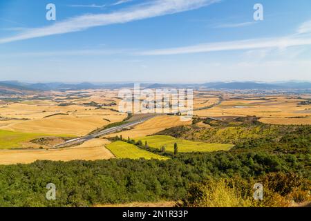 Der Weg von St. James führt zum Gipfel von Alto del Perdon (Berg der Vergebung) in Navarra, Spanien Stockfoto