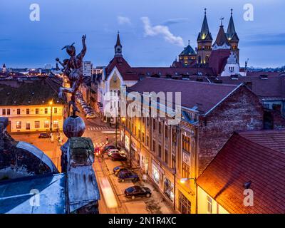 Der Traian Square aus der Vogelperspektive mit den umliegenden Gebäuden im Barockstil. Das Foto wurde am 23. Januar 2023 in Timisoara, der Europäischen Kultur, aufgenommen Stockfoto