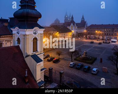 Der Traian Square aus der Vogelperspektive mit den umliegenden Gebäuden im Barockstil. Das Foto wurde am 23. Januar 2023 in Timisoara, der Europäischen Kultur, aufgenommen Stockfoto