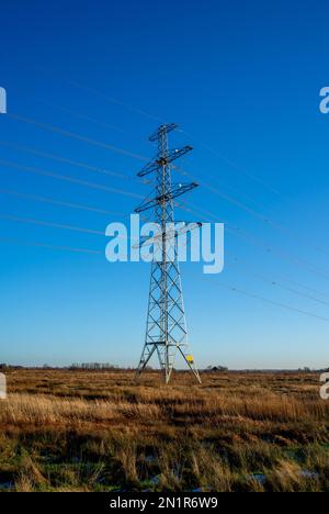 Winterlandschaft Power Pylon in den Niederlanden Stockfoto