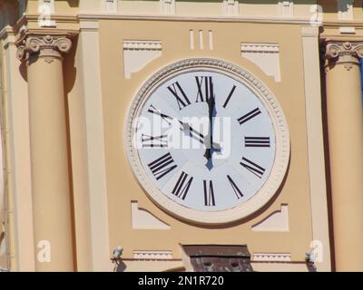 Uhr auf dem Turm des Rathauses von Oradea, Rumänien Stockfoto