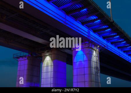 Beleuchtete neue Brücke bei Nacht. Diese Brücke führt über die GEBH in Barnaul und verbindet den zentralen Bezirk der Stadt mit dem rechten Ufer des Flusses Stockfoto