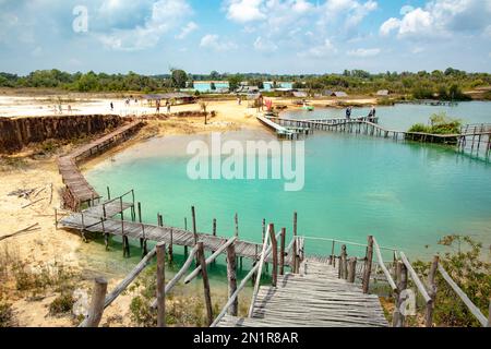 Grüne Lagune in Sandsteinbrüchen, die wie eine Wüste in TG Pinang, Indonesien aussieht Stockfoto