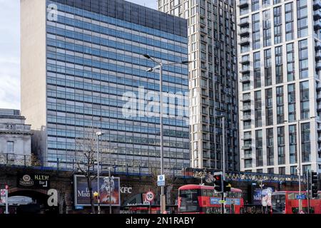 Das Tower Building neben dem Bahnhof Waterloo sowie die Elizabeth House Building an der York Road sind für Abbruch und Umbau in London geplant. Stockfoto