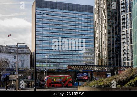 Das Tower-Gebäude ein Bürogebäude aus dem Jahr 1960er neben der Waterloo-Station, das für den Abriss und die Sanierung des Standorts geplant ist. Nach London. UK Stockfoto