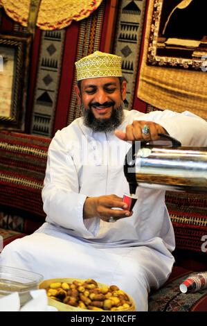 Omanischer Mann, der einen Kaffee nimmt Stockfoto