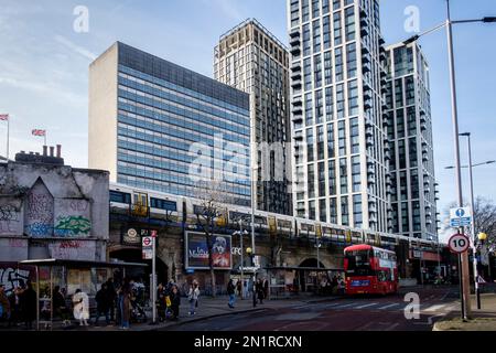 Das Tower-Gebäude ein Bürogebäude aus dem Jahr 1960er neben der Waterloo-Station, das für den Abriss und die Sanierung des Standorts geplant ist. Nach London. UK Stockfoto