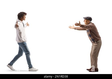 Ein junger afroamerikanischer Mann, der auf einen älteren Mann zugeht, mit weit offenen Armen, isoliert auf weißem Hintergrund Stockfoto
