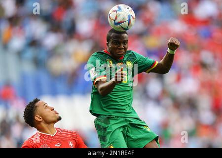 AL WAKRAH, KATAR - NOVEMBER 24: Tolo Nouhou während des FIFA-Weltmeisterschafts-Qatar 2022 Group G-Spiels zwischen der Schweiz und Kamerun im Al Janoub Stadion am 24. November 2022 in Al Wakrah, Katar. (Foto von MB Media) Stockfoto