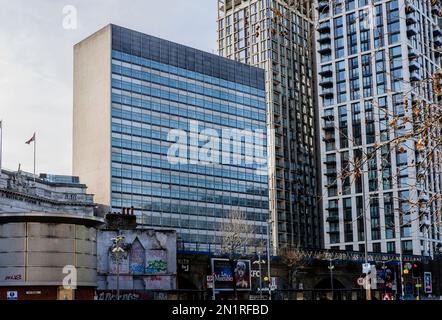 Das Tower Building neben dem Bahnhof Waterloo sowie die Elizabeth House Building an der York Road sind für Abbruch und Umbau in London geplant. Stockfoto