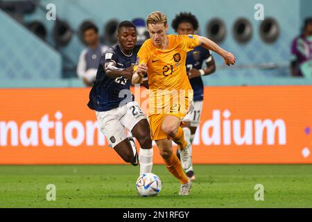 DOHA, KATAR - NOVEMBER 25: Frankie De Jong, Alexander Dominguez während der FIFA-Weltmeisterschaft Katar 2022 Gruppe A zwischen den Niederlanden und Ecuador am 25. November 2022 im Khalifa International Stadium in Doha, Katar. (Foto von MB Media) Stockfoto