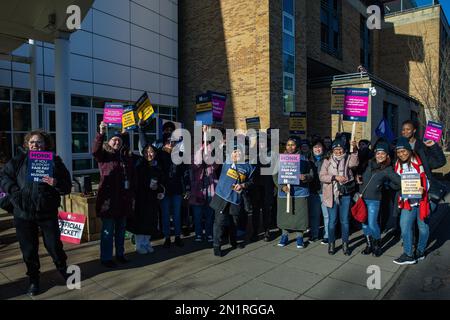 Reading, UK. 6. Februar 2023. Krankenschwestern posieren für ein Foto an einer offiziellen Streikpostenlinie vor dem Royal Berkshire Hospital. Krankenschwestern aus England vom Royal College of Nursing (RCN) nehmen an der bisher größten Runde von NHS-Streiks über Bezahlung, Personalausstattung und Arbeitsbedingungen Teil. Heute war das erste Mal, dass NHS-Krankenschwestern und Krankenwagen-Personal in England gleichzeitig ihre Arbeit eingestellt hatten. Kredit: Mark Kerrison/Alamy Live News Stockfoto