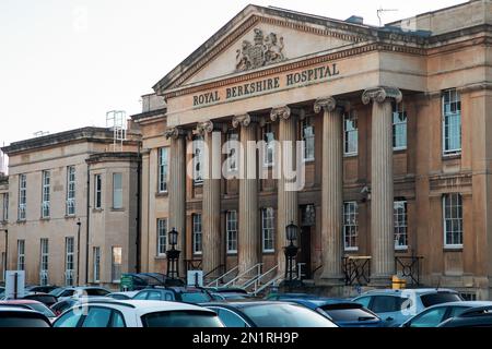 Reading, UK. 6. Februar 2023. Das Äußere des Nordblocks des Royal Berkshire Hospital. Krankenschwestern aus England vom Royal College of Nursing (RCN) nehmen an der bisher größten Runde von NHS-Streiks über Bezahlung, Personalausstattung und Arbeitsbedingungen Teil. Heute war das erste Mal, dass NHS-Krankenschwestern und Krankenwagen-Personal in England gleichzeitig ihre Arbeit eingestellt hatten. Kredit: Mark Kerrison/Alamy Live News Stockfoto