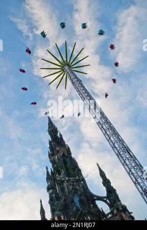 Scott Monument, Wahrzeichen und historisches Gebäude Edinburgh, East Princes Street Gardens, Edinburgh EH2 2EJ. ADJ ist eine temporäre Fahrt im Tower der Weihnachtsmärkte, Stockfoto