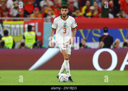 Noussair Mazraoui beim FIFA-Weltmeisterschaftsspiel Katar 2022 Gruppe F zwischen Belgien und Marokko im Al Thumama Stadium am 27. November 2022 in Doha, Katar. (Foto-MB-Medien) Stockfoto