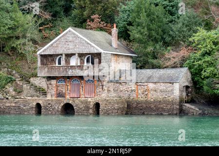 Das Bootshaus am Fluss Dart am Greenway House, Devon. Einst die Heimat der berühmten Autorin Agatha Christie. Das Bootshaus wurde in ihren Büchern erwähnt Stockfoto