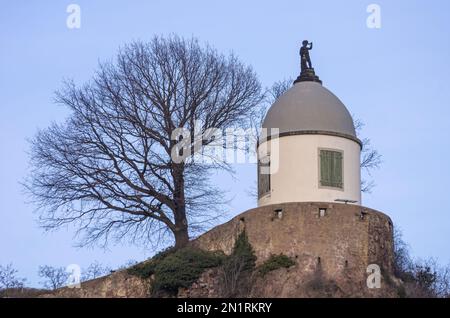 Jacobstein oder Jakobsturm, ein Weinbergpavillon und Aussichtspunkt hoch über den Weinbergen von Schloss Wackerbarth, Radebeul, Sachsen, Deutschland. Stockfoto
