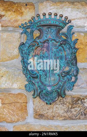 Wappen der Familie Wackerbarth-Salmour am östlichen Tor des Grundstücks Wackerbarth Manor, Radebeul, Sachsen, Deutschland. Stockfoto