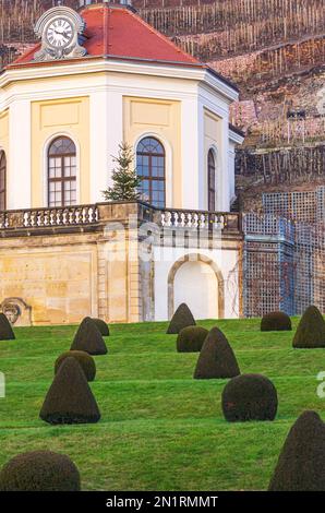 Das Belvedere im Garten des Wackerbarth Manor, Sitz des sächsischen Staatsweins in Radebeul bei Dresden, Sachsen, Deutschland. Stockfoto