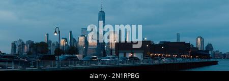 Abendliche Stadtlandschaft mit Autos auf der Brücke und modernen Wolkenkratzern von New York City, Banner, Stock Image Stockfoto