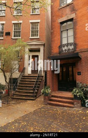 Eingänge von Häusern auf der urbanen Straße von brooklyn Heights in New York City, Stockbild Stockfoto