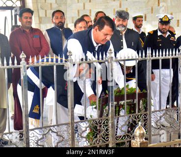 Hyderabad, Pakistan, 06/02/2023, Berater des Premierministers für Politik, Öffentlichkeitsarbeit, nationales Erbe und Kultur, Ingenieur Amir Muqam legt während seines Besuchs im Jinnah Mausoleum in Karatschi am Montag, den 06. Februar 2023, einen Blumenkranz auf das Grab von Quaid-e-Azam Muhammad Ali Jinnah. Stockfoto