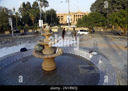 Hyderabad, Pakistan, 06/02/2023, Arbeiter arbeiten an Renovierungsarbeiten für Taubenroundabout Wasserbrunnen, der am Montag, den 06. Februar 2023 in der Nähe des Sindh Assembly Building in Karatschi gebaut wird. Stockfoto